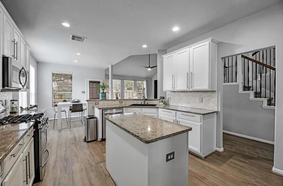 4 bed, 2.5 bath, 3008 sqft, $2,695 — Photo 3