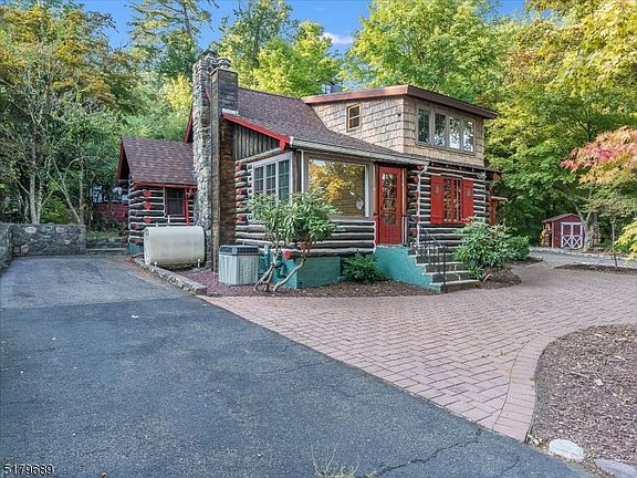 2nd image of 25 Dogwood Ln