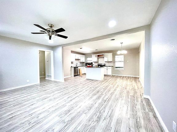 2nd image of 2132 Huntington Dr