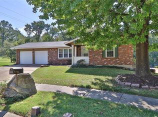 924 Queensbridge Rd, Ballwin, MO 63021