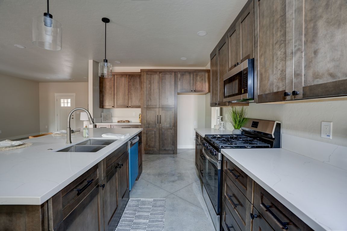 006_Quartz counter tops