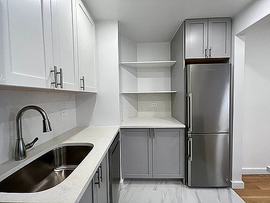 4th image of 150 E 18th St #12NO
