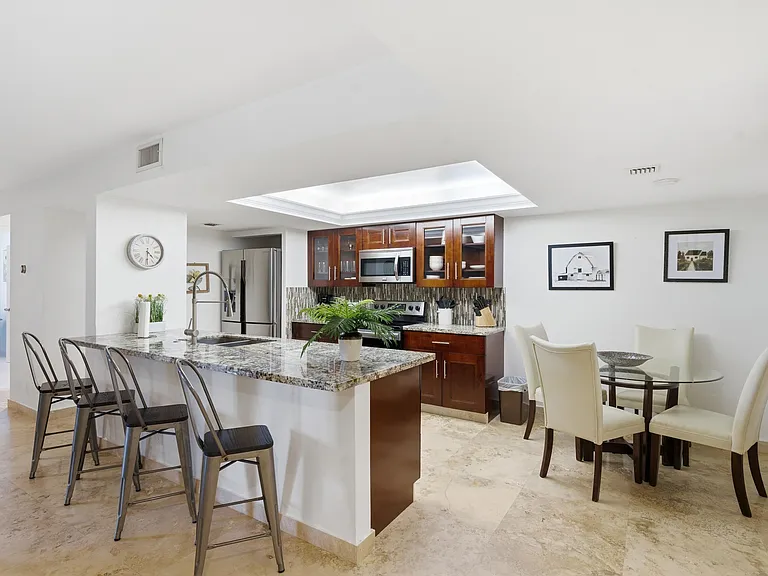 825 Egret Cir #104 — Photo 4