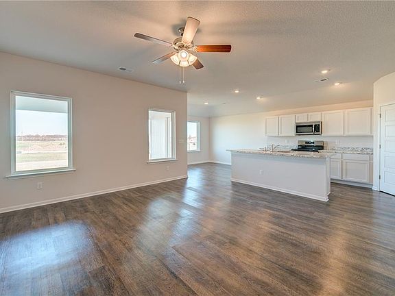 2nd image of 529 SE Laurel Dr