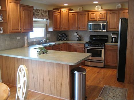 Custom Hickory cabinets and crown w/all appliances!
