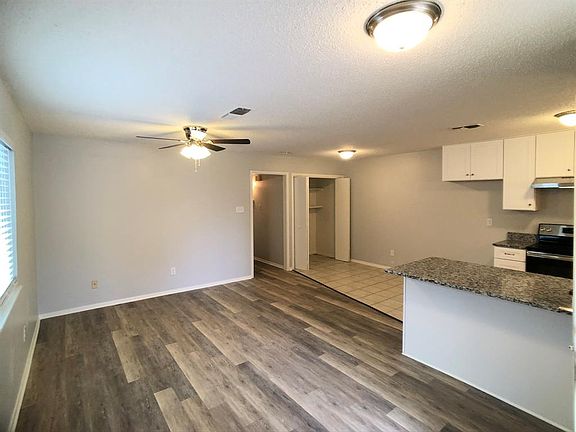 2nd image of 4917 Lovell Ave