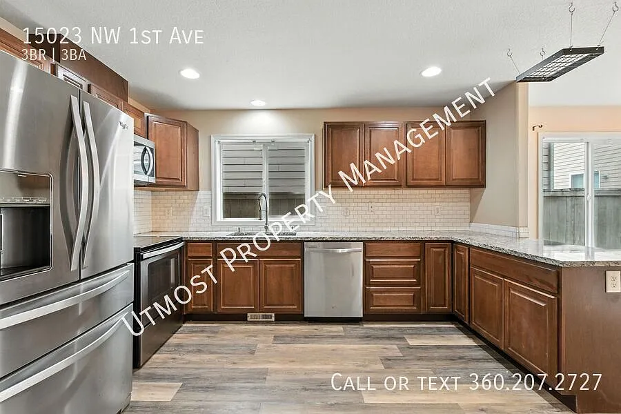 3BD home with den in Fabulous location in Felida — Photo 4