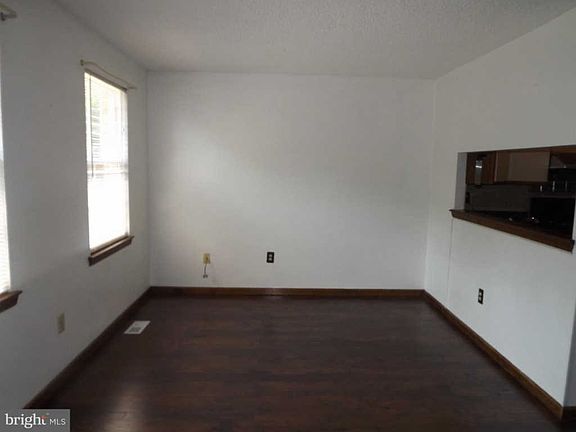 3rd image of 9904 Crestmont Ave