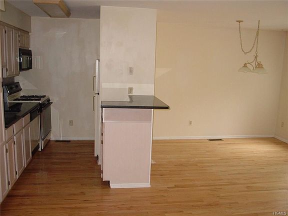 3rd image of 117 Highwood Dr