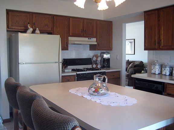 Kitchen w/updated appliances