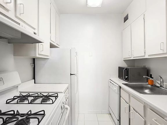 4th image of 200 E 72nd St #Phd