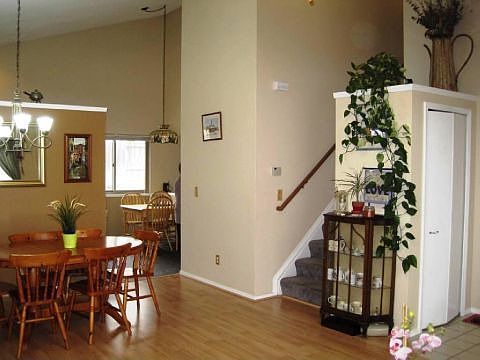 Formal dining with vaults