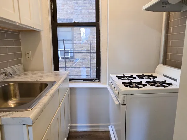 721 Walton Avenue image 1 of 7