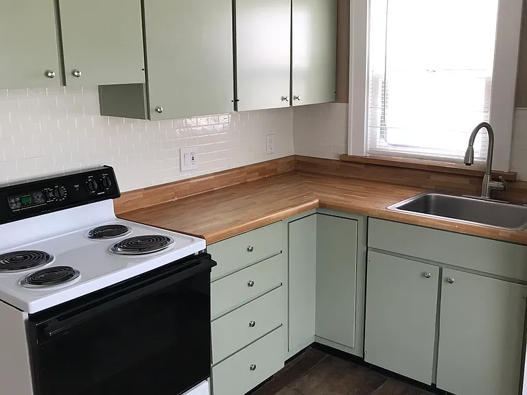 302 Schneider St SE — Photo 3