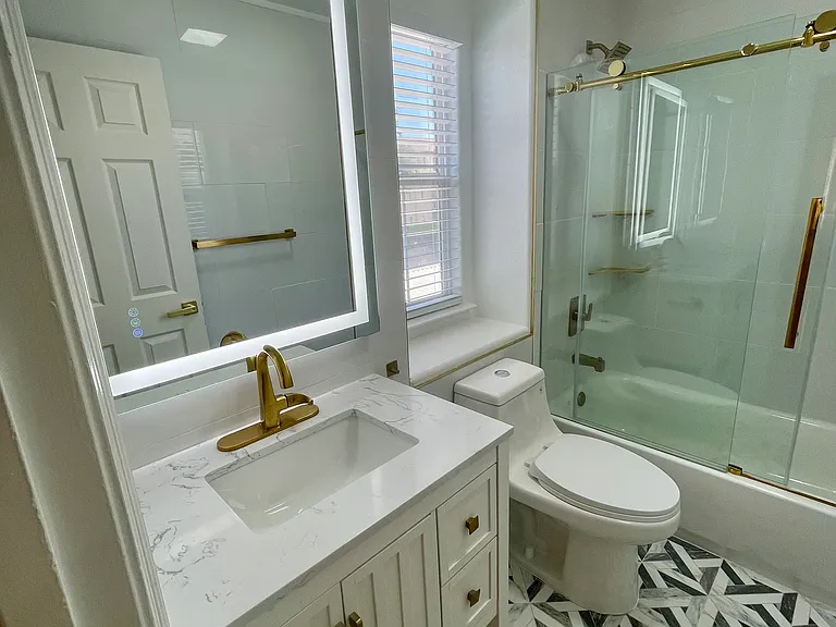 Second angle of second floor bathroom