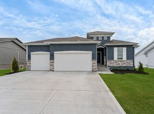 404 SW Hawthorne Ln, Blue Springs, MO 64014