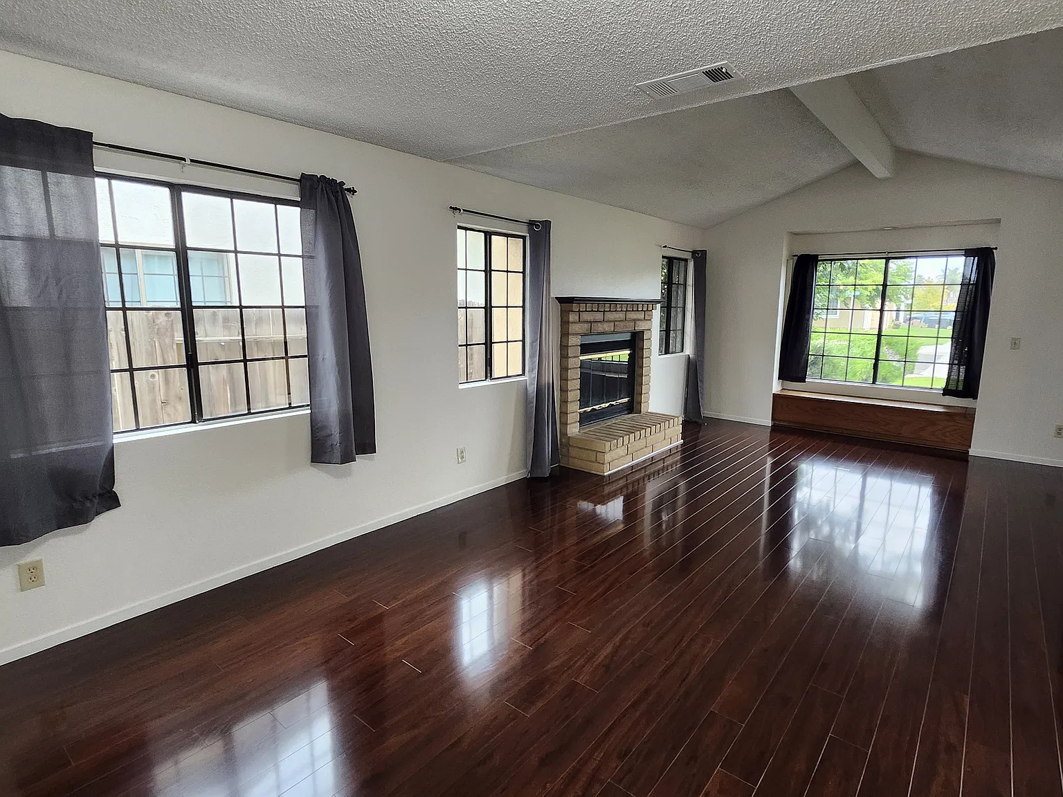 4 bed, 2.0 bath, 1850 sqft, $3,400 — Photo 2