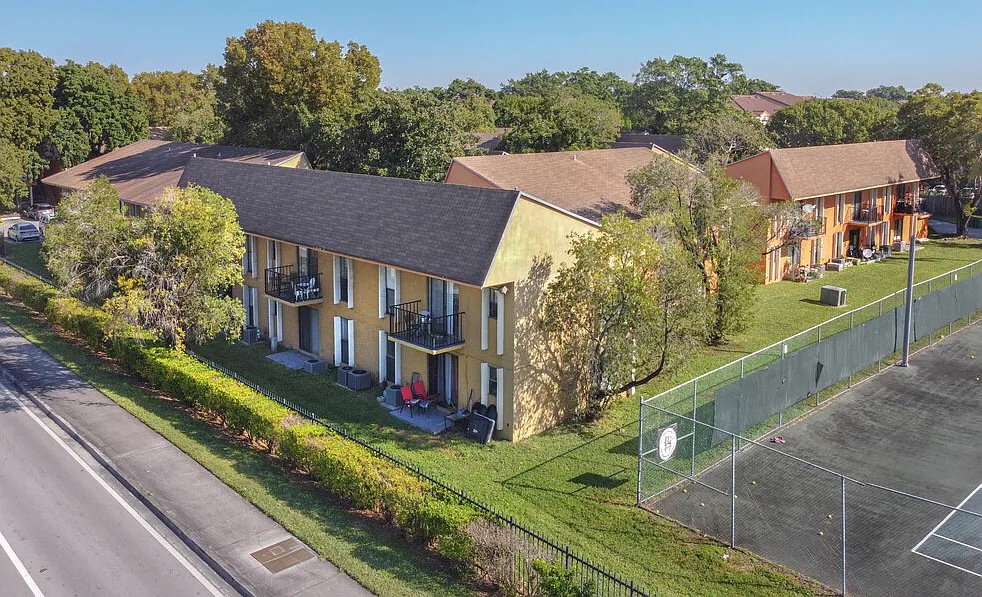 Tennis Villas Apartments — Photo 2