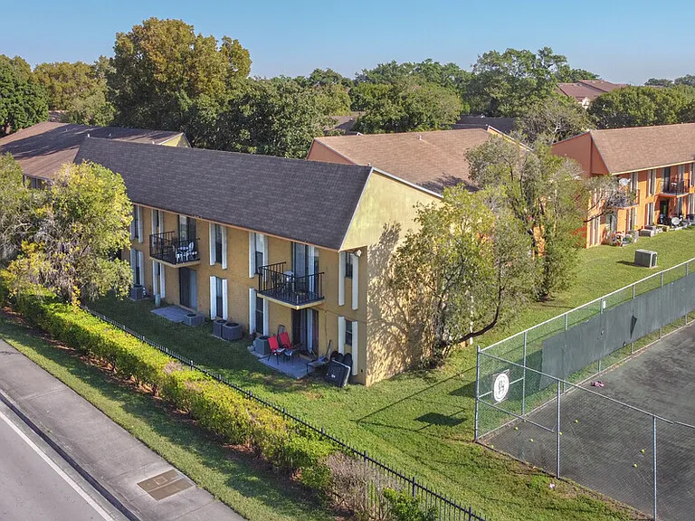 Tennis Villas Apartments — Photo 1