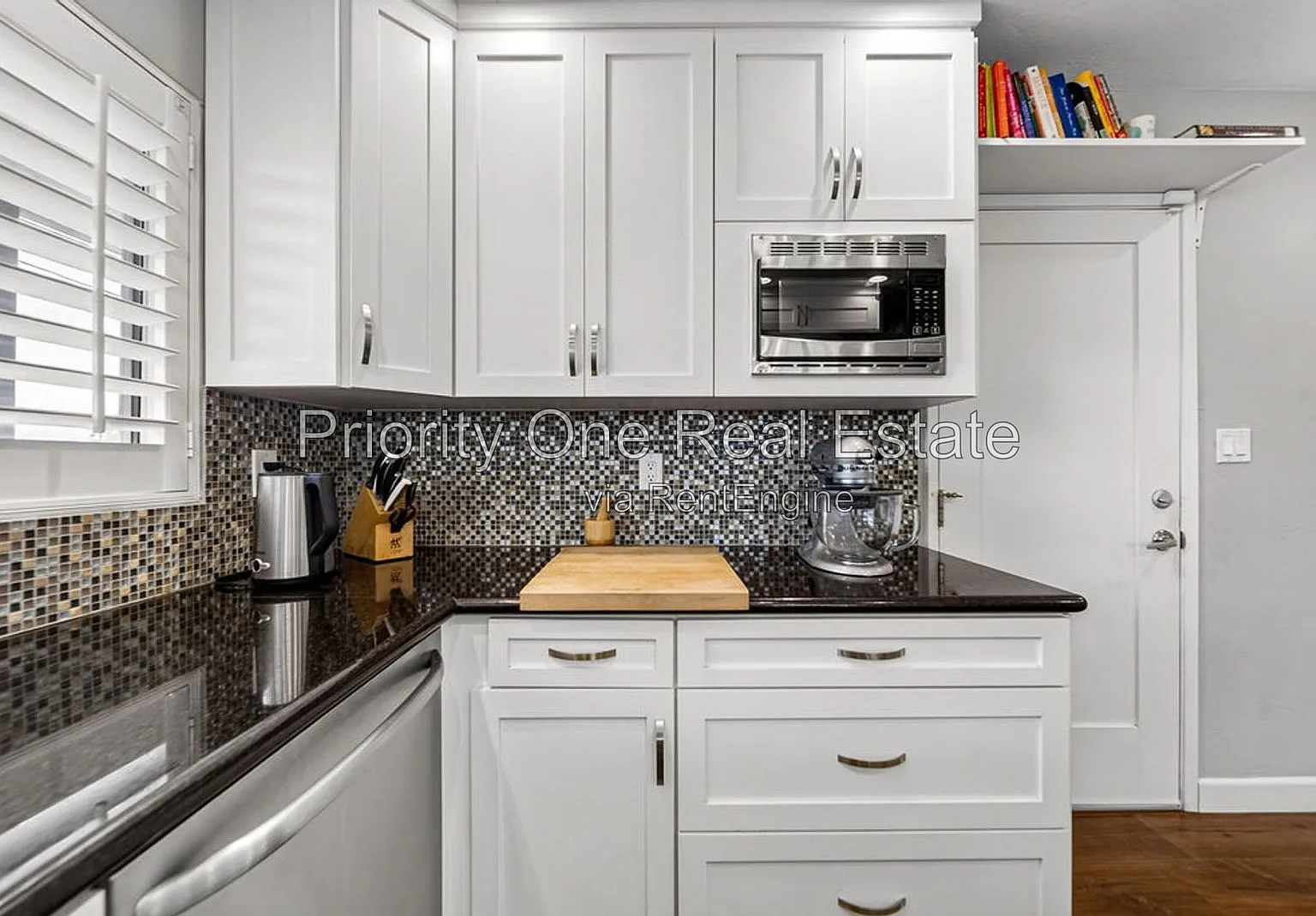 3 bed, 2.0 bath, 1192 sqft, $4,400 — Photo 2