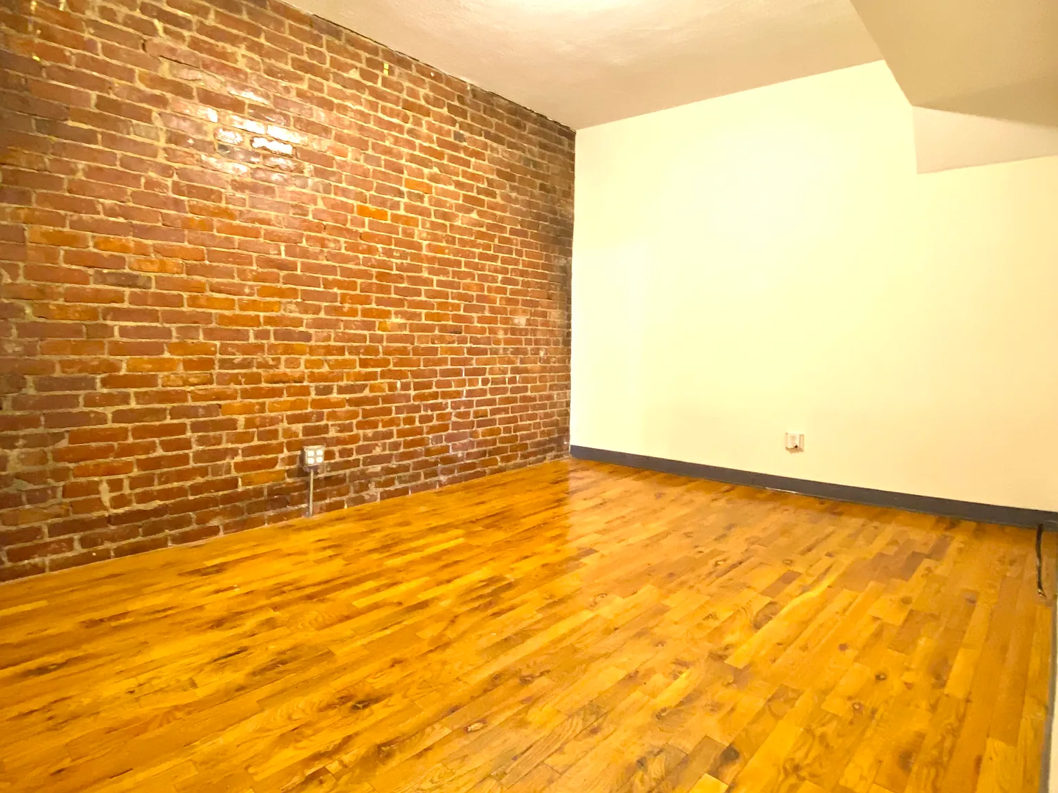 3 bed, 999 sqft, $4,000 — Photo 4