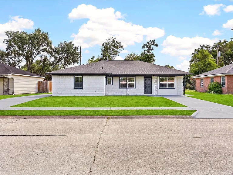 1202 Dogwood Dr — Photo 3