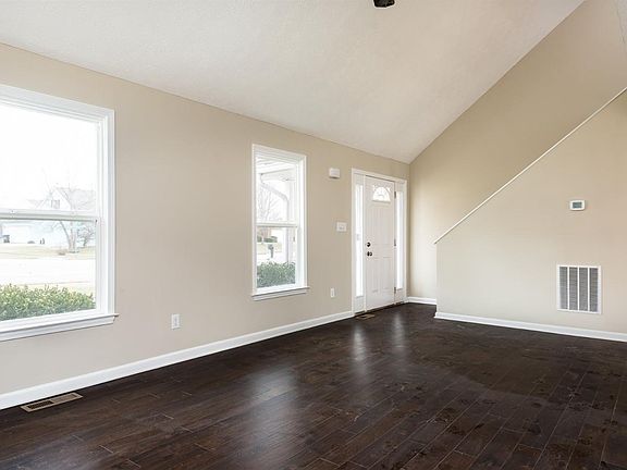 3rd image of 525 Nottingham Dr