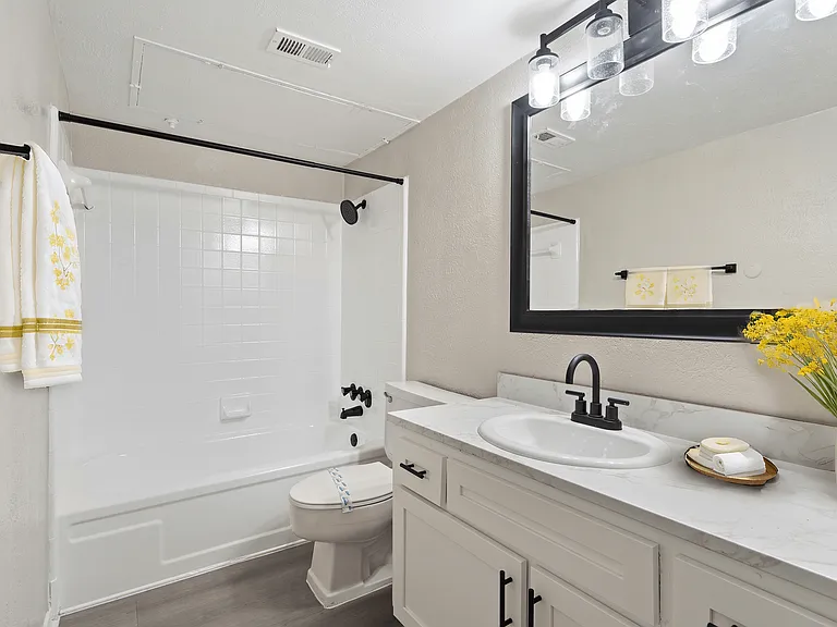 Regal Court Apartments — Photo 27