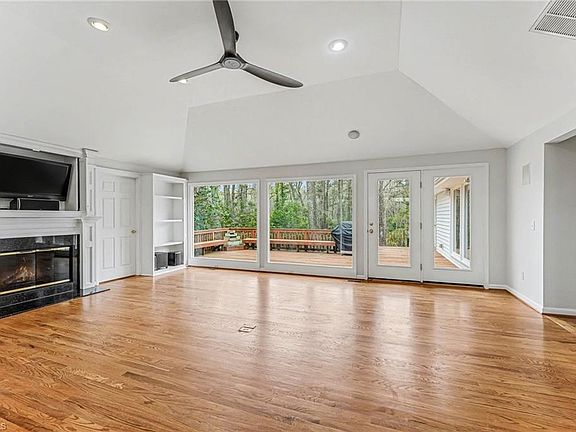 3rd image of 600 N Elam Ave