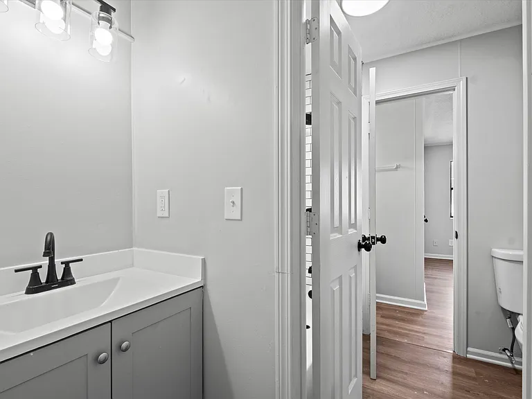 720 Ottawa St — Photo 4