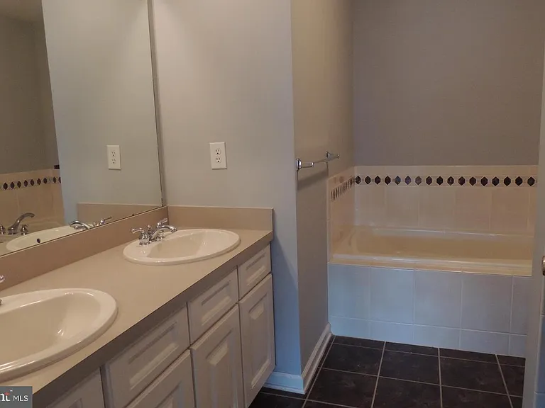 121 Chancellor Dr — Photo 15