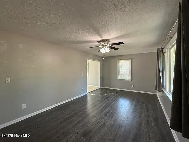 3 bed, 1.5 bath, 1340 sqft, $1,600 — Photo 4