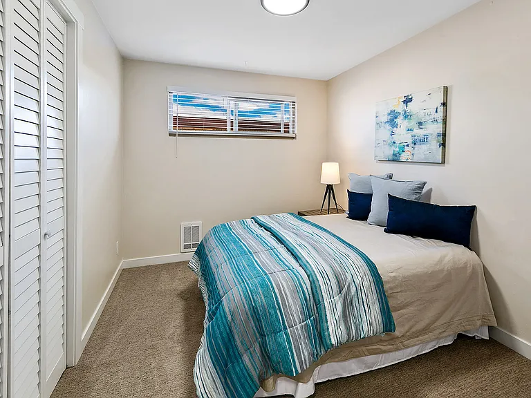 2nd bedroom with new carpet.