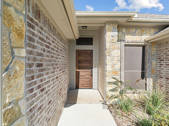 5th image of 949 Avagail Ave