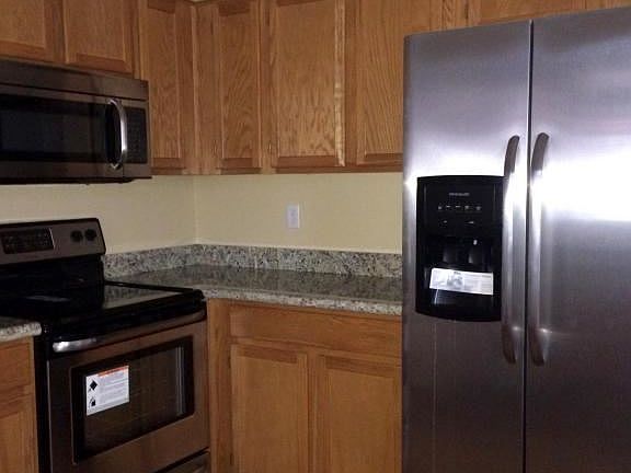 3rd image of 1067 W Tremaine Ave