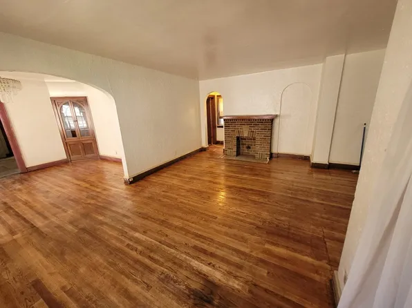 1607 W Capitol Dr, Milwaukee, WI 53206