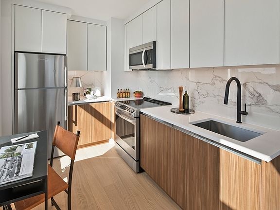 3rd image of 123 Linden Blvd APT 8V