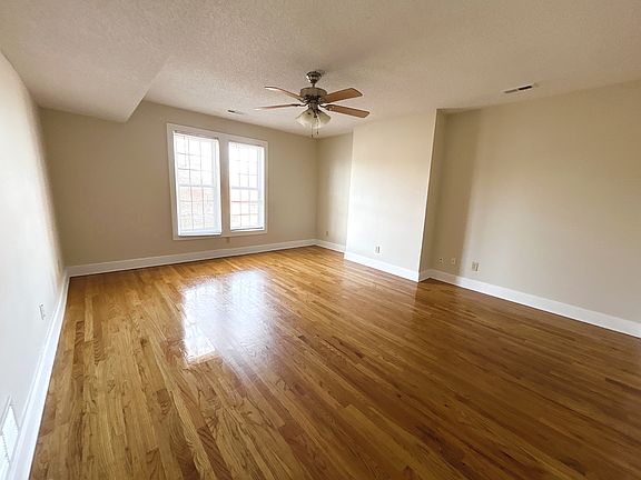 2nd image of 1382.5 Indianola Ave #1382.5