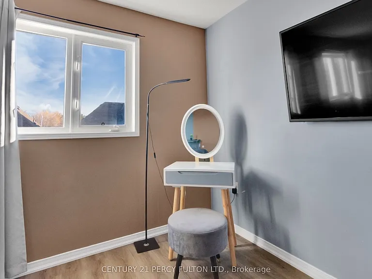 19 Odessa Cres — Photo 17