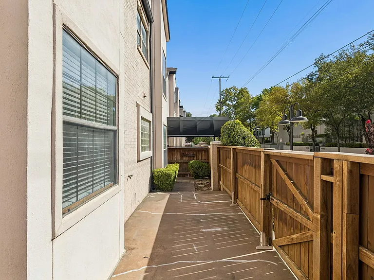 3901 Travis St #100 — Photo 21