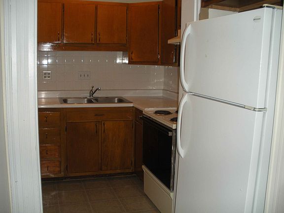 2nd image of 305 S Poplar St APT A