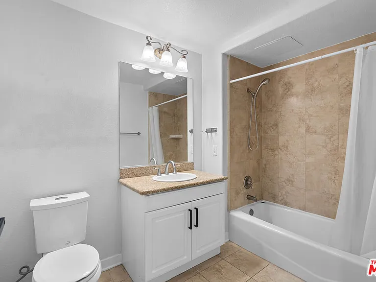 1401 S Saint Andrews Pl #201 — Photo 22
