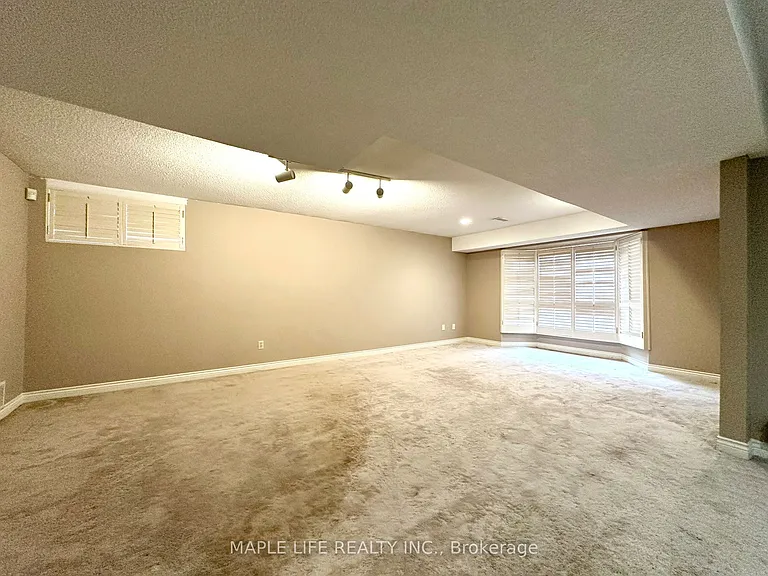 52 Prince Edward Blvd — Photo 38