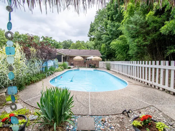 1207 Quaker Ct, Louisville, KY 40214