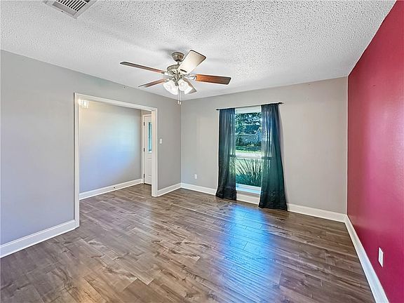 4th image of 413 Elvina St