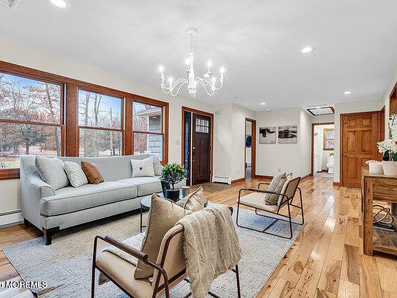 5th image of 592 Whitecomb Avenue