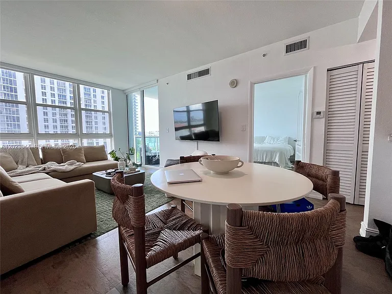 500 NE 29th St #1005 — Photo 22
