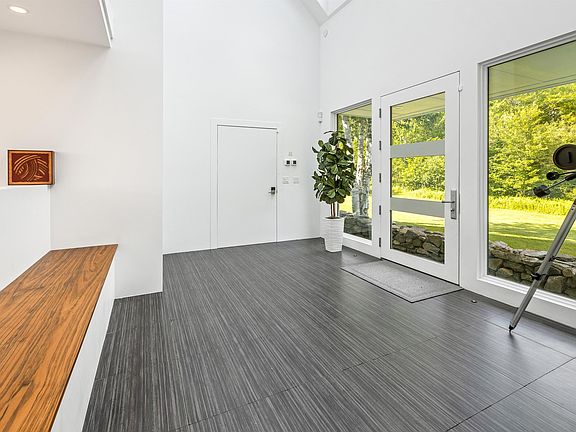 4th image of 408 Knights Hill Road