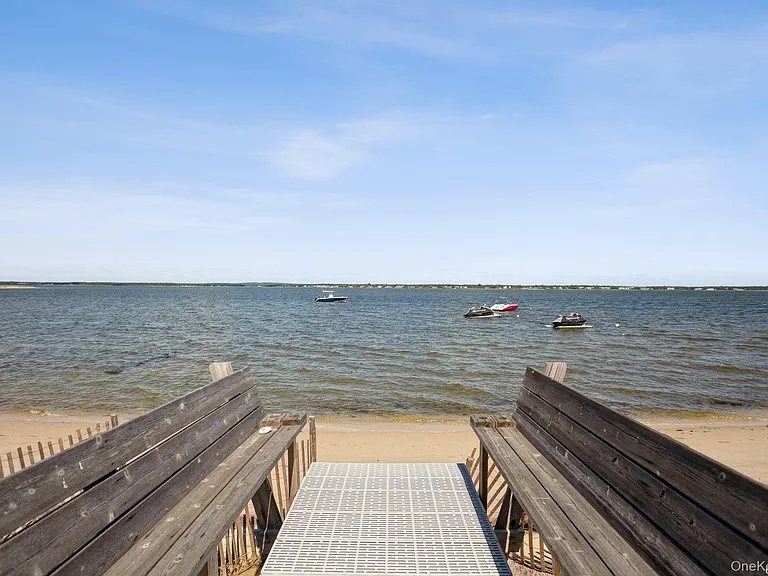 676 Dune Rd — Photo 19