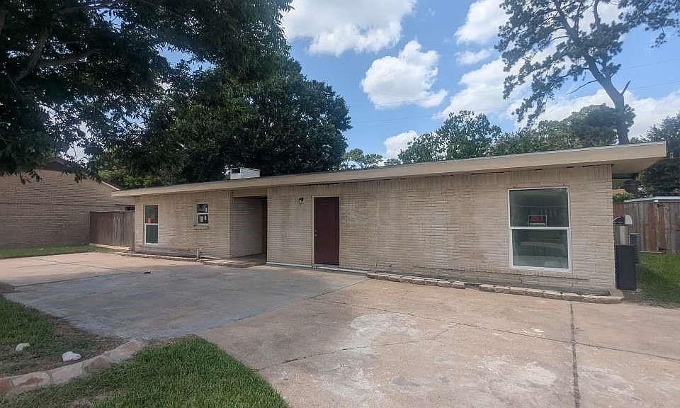 1st image of 6815 Moss Oaks Dr